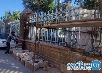 آغاز بازسازی پایه های 13 و 14 در دیوار عمارت تاریخی ساعت تبریز
